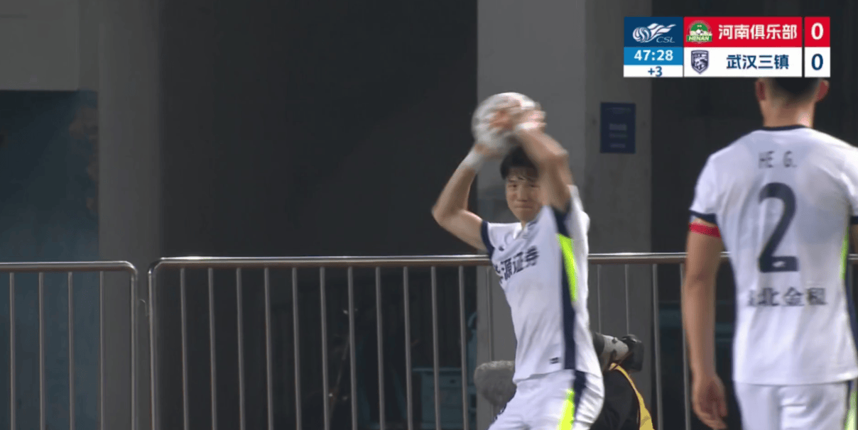 1-1！河南队被逼平，中后卫失误送大礼，武汉队门将贡献“神扑”