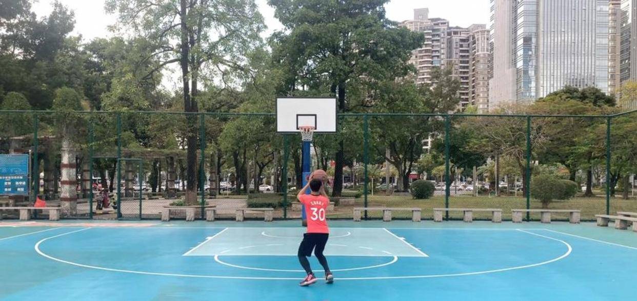 天天练就这个水平，说明只练定点投篮和篮下突击无法匹配现代篮球的核心，真正的训练应聚焦移动投篮与漂移三分并建立完整的攻防体系