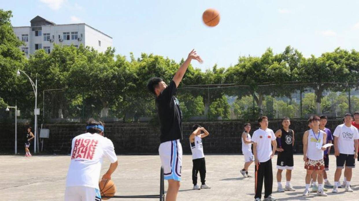 天天练就这个水平，说明只练定点投篮和篮下突击无法匹配现代篮球的核心，真正的训练应聚焦移动投篮与漂移三分并建立完整的攻防体系